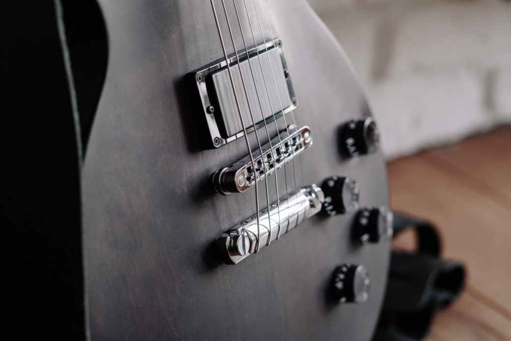 close up photo of black electric guitar